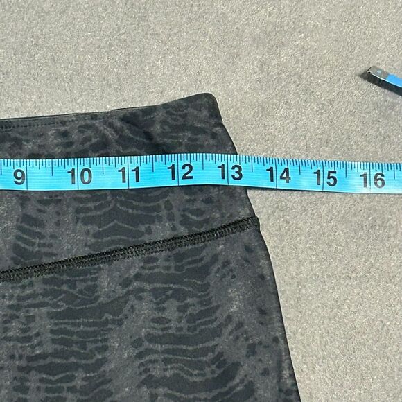 Under Armour Leggings Womens Medium Capri HeatGear Black Grey Yoga‎ Pilates - Picture 14 of 14